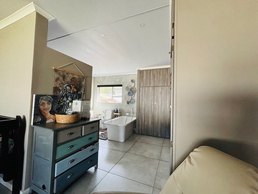 5 Bedroom Property for Sale in Langenhovenpark Free State